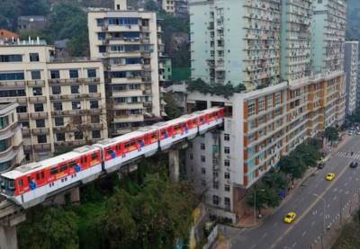  Voz u Kini prolazi kroz stambenu zgradu  