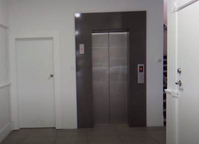  DIJETE UPALO U OKNO LIFTA, NIJE MOGLO DA IZAĐE! Drama u Beogadu: Otac pokušao da ga spasi pa se i on zaglavio! 