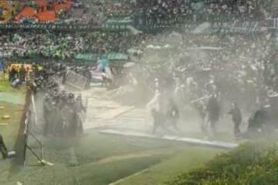  Brutalna tuča huligana i policije u Kolumbiji 