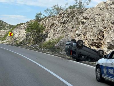  Vozilo se prevrnulo na putu Podgorica - Nikšić 