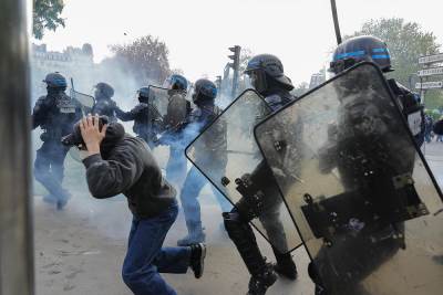  Sukob demostranata i policije u Parizu  