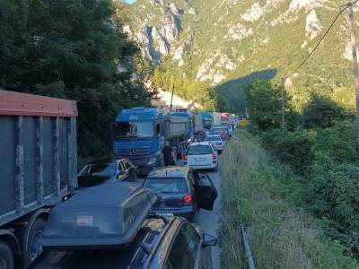  Crnogorci i Srbi napravili haos na putu  