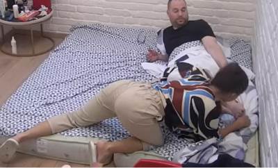  Anđela miriše stopala Zvezdanu 