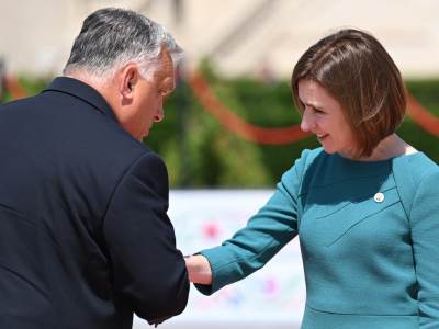  Orban pokušao da poljubi ruku moldavske predsjednice 