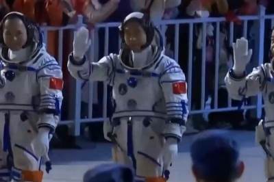  Kineski svemirski brod sa tri astronauta uspešno se vratio na Zemlju 