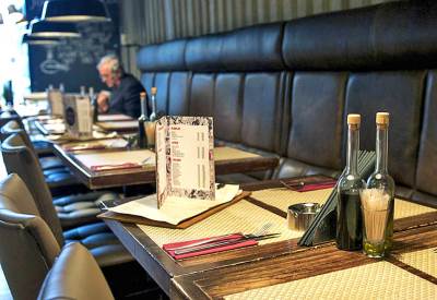 U Šibeniku su pretukli konobara jer je odbio da ih posluži pićem nakon radnog vremena.   U Šibeniku su pretukli konobara jer je odbio da ih posluži pićem nakon radnog vremena.