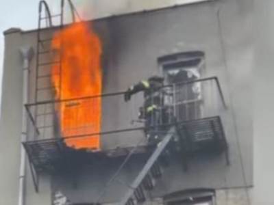  Veliki požar izbio je u kuhinji na poslednjem spratu jednog stana u Bruklinu 
