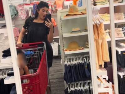  Kajli Džener kupuje sa ćerkom u marketu 