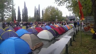  Protesti DF: Čestitali rođendan Vladimiru Putinu 