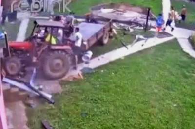  Maloljetnik izazvao nezgodu uletivši traktorom u dvorište 