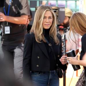  Dženifer Aniston oduševila modnom kombinacijom na crvenom tepihu 