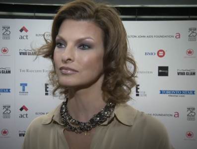  "Rekla sam doktoru da mi iskopa rupu u grudima": Najljepši supermodel uklonila obje dojke, slika u t 