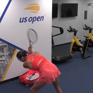  Ariana Sabalenka lomi reket 