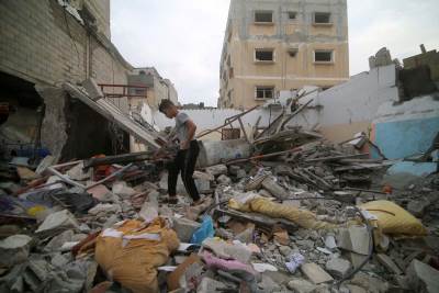 Ljekari u Gazi umotavaju bebe u foliju da ih ugriju   Ljekari u Gazi umotavaju bebe u foliju da ih ugriju