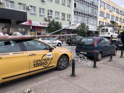  Pauk u Podgorici oborio banderu na taksi vozilo 