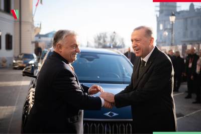  Erdogan u znak zahvalnosti za konja, Orbanu poklonio električni automobil 