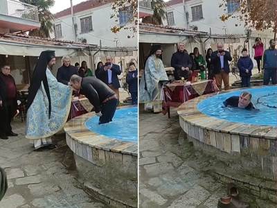  Plivanje za časni krst u fontani  