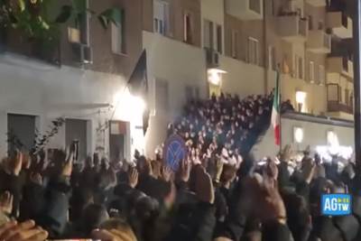  NEZAPAMĆEN SKANDAL! ITALIJA U ŠOKU ZBOG FAŠISTIČKIH SNIMAKA! Dižu desnu ruku i viču na sav glas - "Prisutni" (VIDEO) 