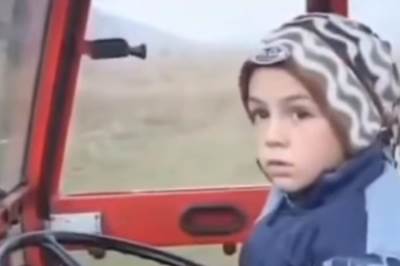  tezak zivot natjerao djecaka da traktorom ide do skole 
