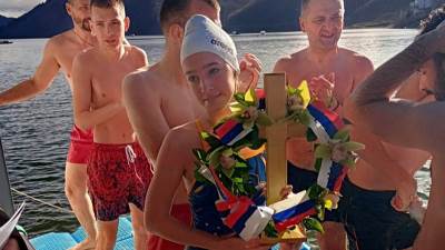  Četrnaestogodišnja djevojčica iz Užica prva doplivala do Časnog krsta na Zlatarskom jezeru 