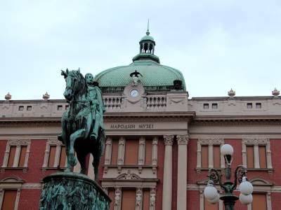  Čovjek urinirao na Narodni muzej u Beogradu 