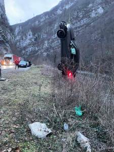 sletanje vozila u kanjon   sletanje vozila u kanjon