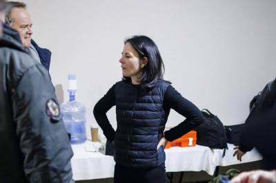 Analena Berbok odvedena u sklonište prilikom posjete Ukrajini 