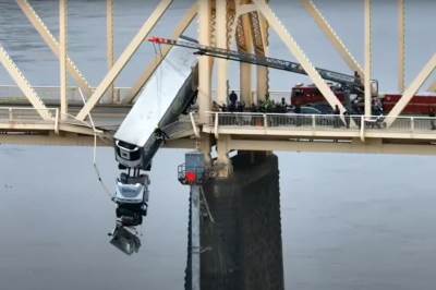  Spašavanje žene iz kamiona koji je visio preko mosta 