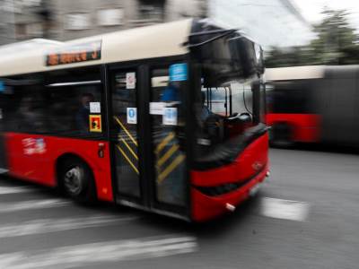  Razbojnici su ušli u autobus 108 i tražili od muškarca da im da torbu sa novcem 