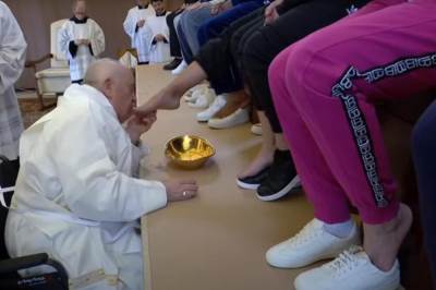  Papa Franjo oprao noge ženama u zatvoru 