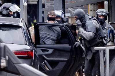  OKONČANA DRAMA U HOLANDIJI: Policija uhapsila maskiranog muškarca koji je satima DRŽAO TAOCE u jednom kafiću  