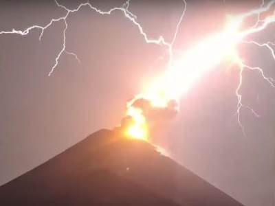  Grom udara u aktivan vulkan u Gvatemali 