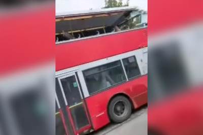  Autobus pun đaka se sudari sa traktorom 