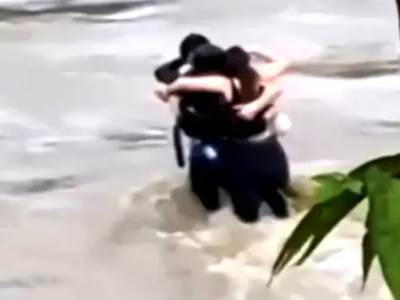  Video troje zagrljenih prijatelja dok ih odnosi bujica  