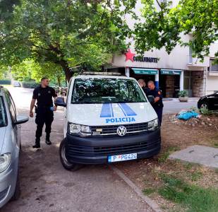  Privođen Vuk Iković jer je fotografisao nepropisno parkiran policijski automobil 
