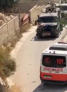  Pogledajte snimak ranjenog palestinca kog prevoze na haubi vozila 