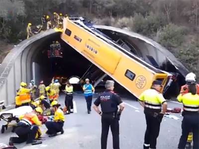  AUTOBUS PREVOZIO RADNIKE IZ "ZARE", PA DOŽIVIO TEŠKU NESREĆU! Povrijeđeno 45 ljudi, strašni snimci kruže mrežama 