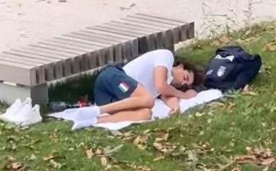  Italijanski šampion u plivanju spava kraj klupe u Parizu 