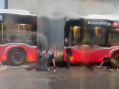  Voda odnijela zenu pod autobus u Becu 