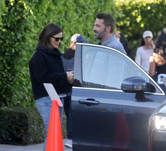  Aflekova nova djevojka je "pljunuta" bivša 