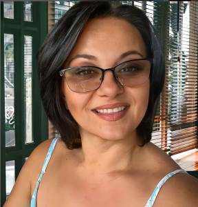  Pjevačica pozirala s kosilicom, pa potkačila žene koje se sređuju za mreže 