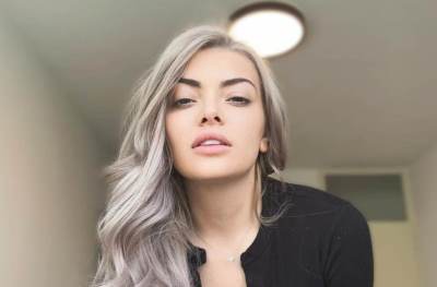  Ela Dvornik jednom pozirala je oskudno odjevena u svojoj sobi 