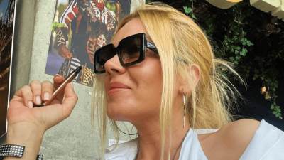 Zgodna glumica iz Kursadžija u tangama: Plavuša u četvrtoj deceniji izgleda kao avion Zgodna glumica iz Kursadžija u tangama: Plavuša u četvrtoj deceniji izgleda kao avion