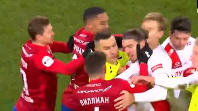  Pogledajte kako su se fudbaleri potukli na meču CSKA - Spartak u Moskvi. 