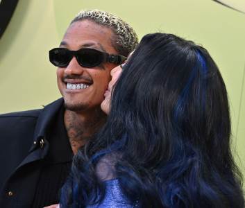  Šer na pragu 9. decenije progovorila o dečku: Ljubi 40 godina mlađeg, a evo šta misli o starenju 