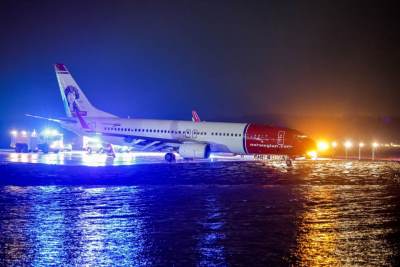  Avion u punoj brzini sletio sa piste! Dimilo iz motora, 170 putnika gledalo kako letelica ide u more 