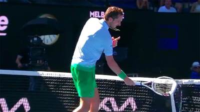  Medvedev poludeo usred meča i razbio reket o mrežu! Rus izgubio živce, žestoko ga namučio 418. tenis 