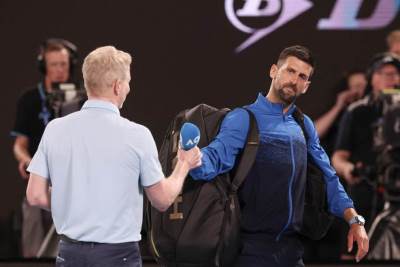  Đoković uzeo mikrofon i odbio intervju na terenu! Novak se naljutio, navijači ga izviždali! (video) 