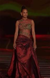  Tankim kaišem s mašnom naglasila je uzak struk. 