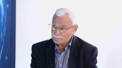  Iznenada se srušio i pao na pod 